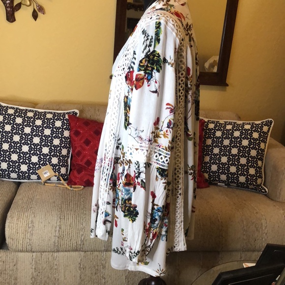 Beautiful White and Floral Eyelet Trim Tunic Top - Large - Picture 4 of 9